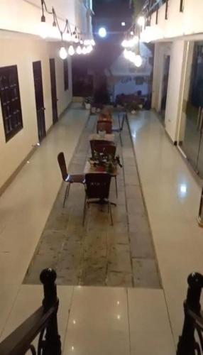 un couloir avec des tables et des chaises dans un bâtiment dans l'établissement Le Petit Paris Dalat Hotel, à Đà Lạt