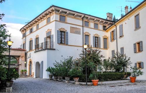 Colognola ai ColliにあるIl Vigneto, Verona, Pool, Wifiの白い大きな建物