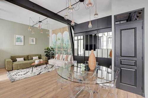 un salon avec une table en verre et un canapé dans l'établissement #2Bedroom#Cosy#Bastille#Voltaire#Paris11, à Paris