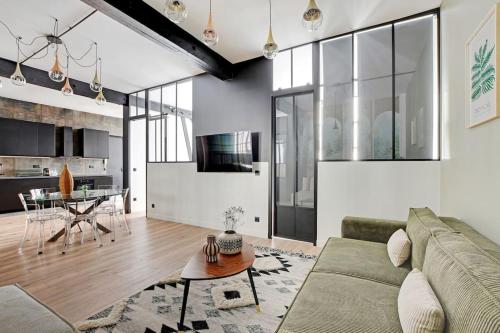 un salon avec un canapé et une table dans l'établissement #2Bedroom#Cosy#Bastille#Voltaire#Paris11, à Paris