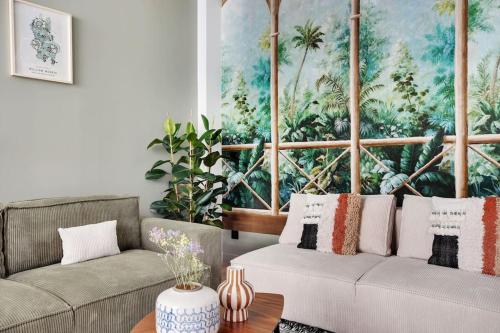 un salon avec un canapé et une table dans l'établissement #2Bedroom#Cosy#Bastille#Voltaire#Paris11, à Paris