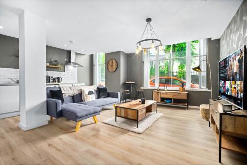 a living room with a couch and a tv at Luxe Apartment with Private Parking in Gated Complex - Close to JQ & City Centre - Top Rated - 7SH in Birmingham