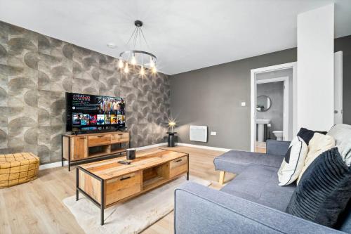 a living room with a couch and a tv at Luxe Apartment with Private Parking in Gated Complex - Close to JQ & City Centre - Top Rated - 7SH in Birmingham