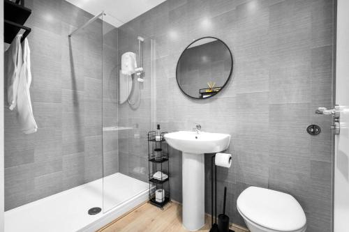 a bathroom with a sink and a toilet and a shower at Luxe Apartment with Private Parking in Gated Complex - Close to JQ & City Centre - Top Rated - 7SH in Birmingham