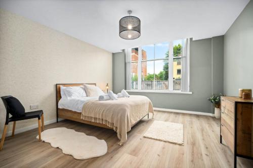 a bedroom with a bed and a window at Luxe Apartment with Private Parking in Gated Complex - Close to JQ & City Centre - Top Rated - 7SH in Birmingham