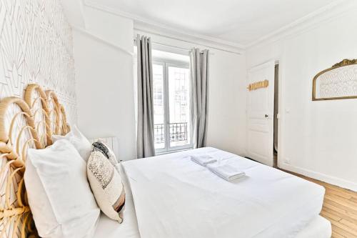 une chambre blanche avec un lit blanc et une fenêtre dans l'établissement Apartment next Tour Montparnasse - V, à Paris