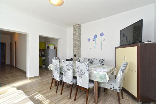 Spacious flat with pool just 300m from the beach
