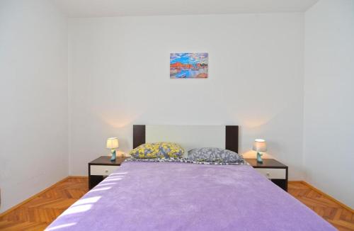 Spacious flat with pool just 300m from the beach