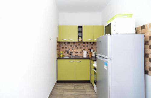 Spacious flat with pool just 300m from the beach