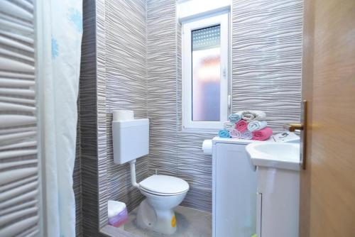 Spacious flat with pool just 300m from the beach