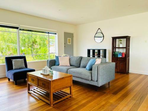 Ruang duduk di Garden House 15 min to Hobart CBD