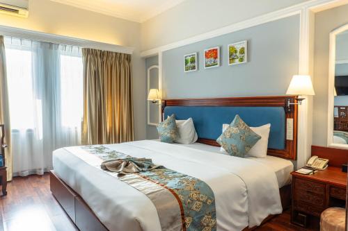 Ein Bett oder Betten in einem Zimmer der Unterkunft Royal Hotel Saigon