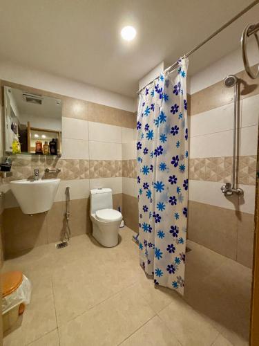 Ένα μπάνιο στο The Skyluxe Designer Suite with Rooftop Pool