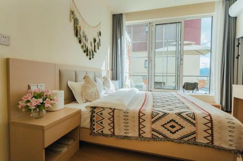a bedroom with a large bed and a window at 云硕客栈 in Shangri-La