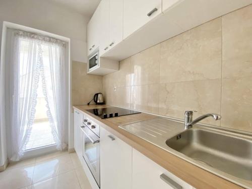 Kuchyňa alebo kuchynka v ubytovaní Family Apartments Viva close to the Beach