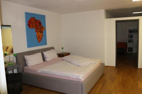 a bedroom with a bed and a painting on the wall at Stadtvilla in Murnau am Staffelsee