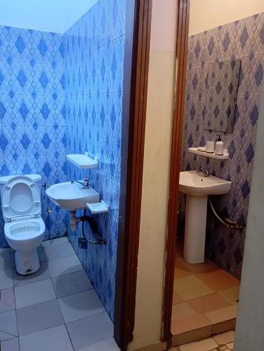 un bagno con un water e un lavandino di Jrodait appart a Cotonou