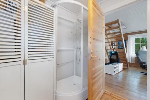 un bagno con doccia e porta a vetri di The Midnight Sun Cabin a Gratangen