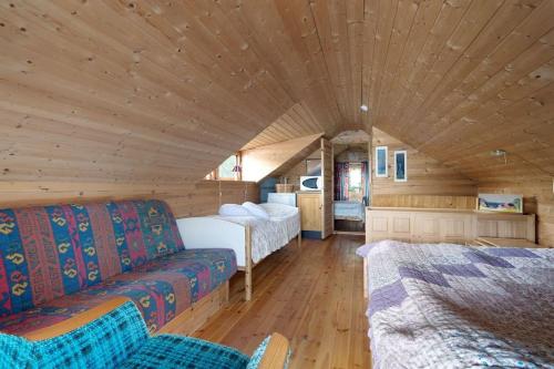 un soggiorno con un divano e una camera da letto di The Midnight Sun Cabin a Gratangen