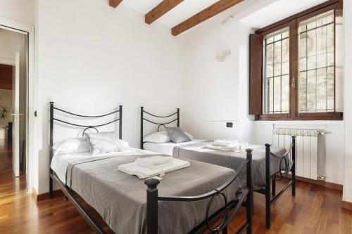 Una cama o camas en una habitación de A Due Passi dal Lago