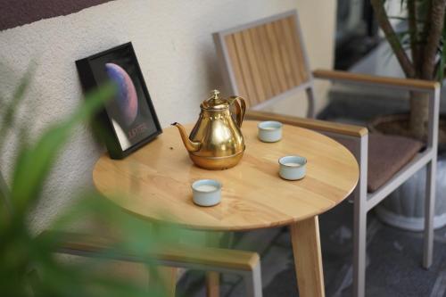 a table with a tea kettle and cups on it at 云硕客栈 in Shangri-La