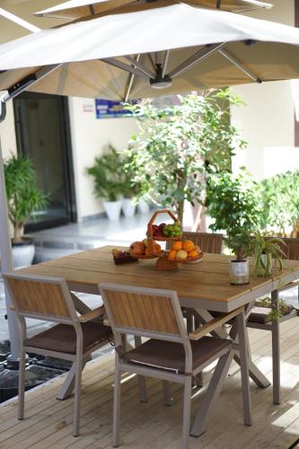 a wooden table with chairs and an umbrella at 云硕客栈 in Shangri-La
