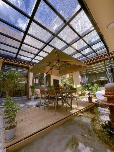 a patio with a table and an umbrella at 云硕客栈 in Shangri-La
