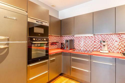 Кухня или мини-кухня в Bel appartement dans le centre historique avec wi-fi et toutes les commodités
