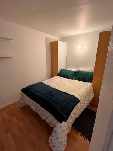 une petite chambre avec un lit dans une pièce dans l'établissement Bords de Marne Charmant Appart, à Thorigny-sur-Marne