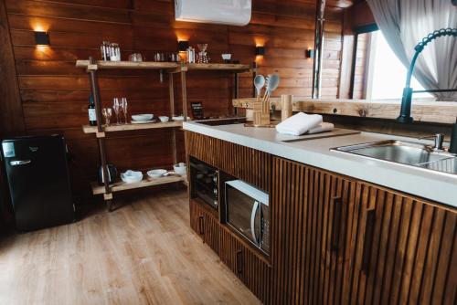 Dapur atau dapur kecil di Vale Aurora Cabanas