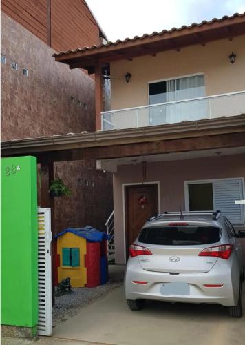 弗洛里亚诺波利斯Casa Florianópolis térreo Rio Vermelho的停在房子前面的汽车