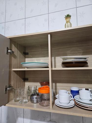 Casa Florianópolis térreo Rio Vermelho的厨房或小厨房