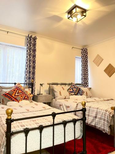 Ένα ή περισσότερα κρεβάτια σε δωμάτιο στο The Madison Apartment