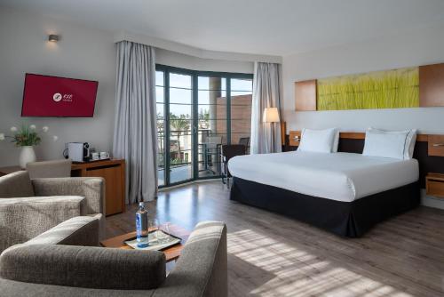Кровать или кровати в номере Exe Estepona Thalasso & Spa- Adults Only
