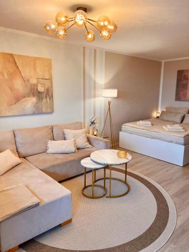 Ruang duduk di Penthouse studio apartment with terrace near Audi