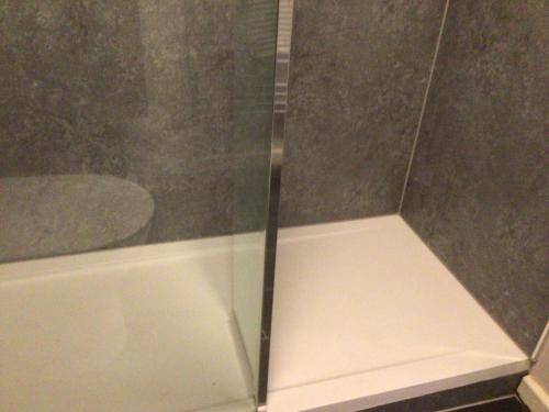 Ένα μπάνιο στο WORCESTER Fabulous Cherry Tree Mews self check in dogs welcome by prior arrangement , 2 double bedrooms ,super fast Wi-Fi, with free off road parking for 2 vehicles near Royal Hospital and woodland walks