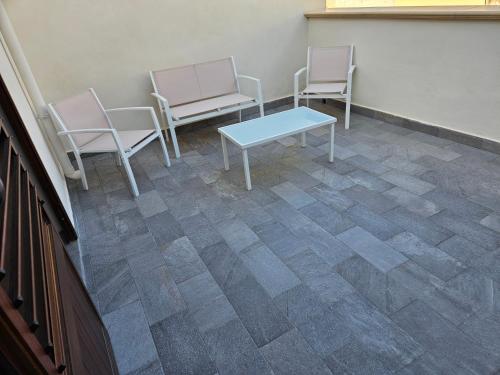 a waiting room with two chairs and a table at Profumi di Sicilia in Cinisi