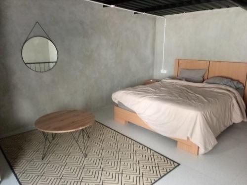 En eller flere senge i et værelse på Nia room 2