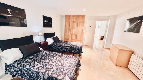 Un dormitorio con dos camas en una habitación. en VillaCarajo La Herradura, en La Herradura