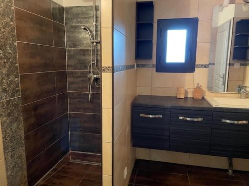 a bathroom with a shower and a sink at Sète, Villa Clara maison 5 étoiles avec piscine in Sète