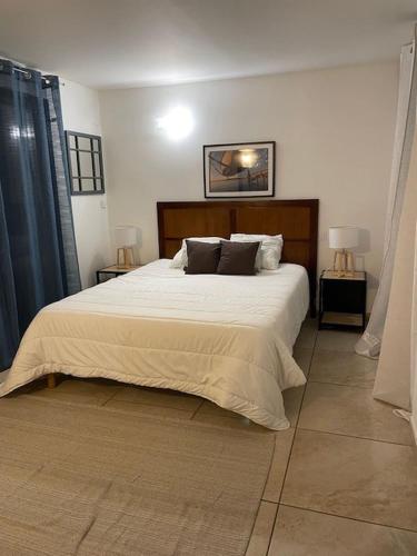 une chambre avec un grand lit blanc avec deux lampes dans l'établissement Sète, Villa Clara maison 5 étoiles avec piscine, à Sète