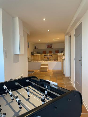 Il comprend un salon et une cuisine avec un billard. dans l'établissement Sète, grande villa familiale avec Jacuzzi, à Sète