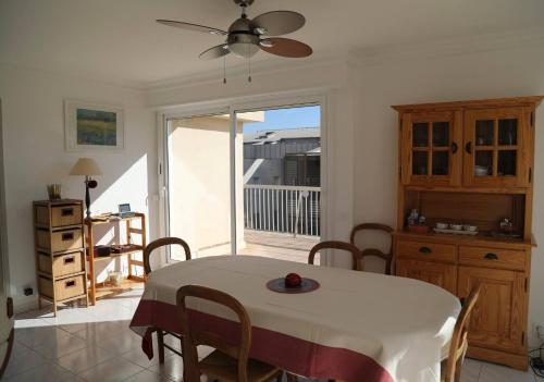une salle à manger avec une table et un balcon dans l'établissement Sète - bel appartement 4 étoiles avec terrasse vue Saint Clair - plein centre - garage, à Sète