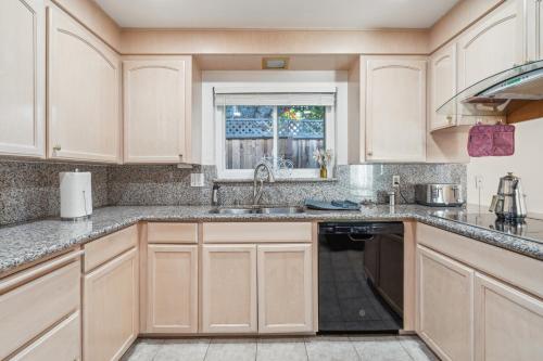 Cuisine ou kitchenette dans l'établissement Spacious Mountain View Duplex in Prime Location Duplex