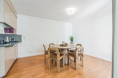 Cuisine ou kitchenette dans l'établissement Spacious Mountain View Duplex in Prime Location Duplex