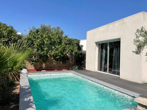 une piscine dans l'arrière-cour d'une maison dans l'établissement Villa le Sirocco, à Sète