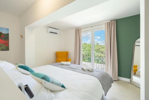 - une chambre avec un lit et une planche de surf dans l'établissement Villa d'exception - Le Mas de l'étoile, à Mimet