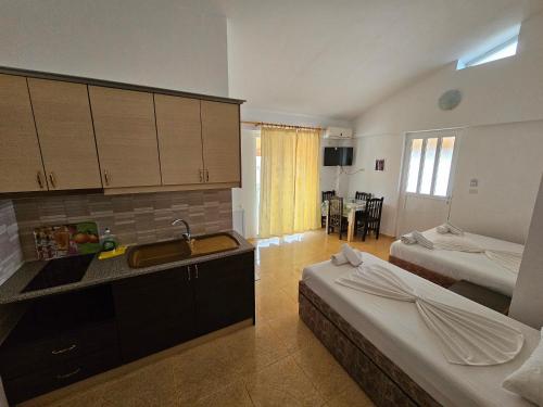 Φωτογραφία από το άλμπουμ του Apartments Luis σε Εξαμίλι