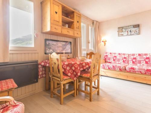 une salle à manger avec une table, des chaises et un canapé dans l'établissement Studio rénové proche pistes avec balcon et coin montagne - FR-1-181-2469, à La Plagne Tarentaise
