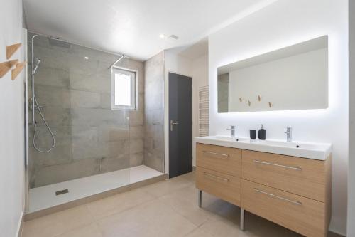 une salle de bain avec une douche, un lavabo et un miroir dans l'établissement Villa d'exception - Le Mas de l'étoile, à Mimet